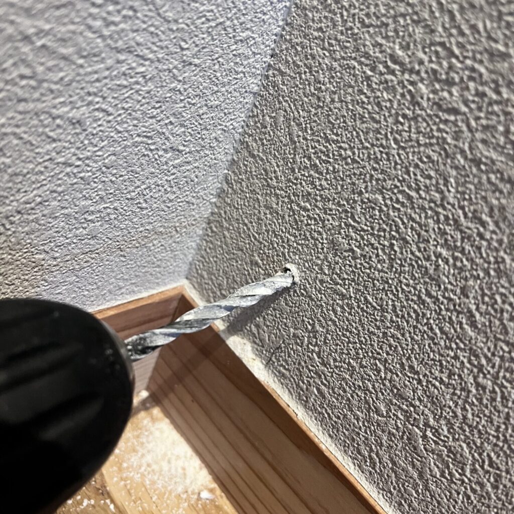 IKEAのドリルで壁に穴を開けます。