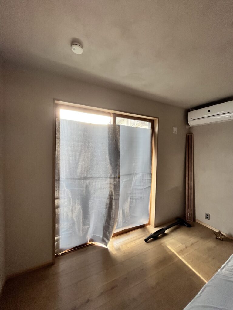 木製カーテンレールを取り付ける予定の寝室の窓