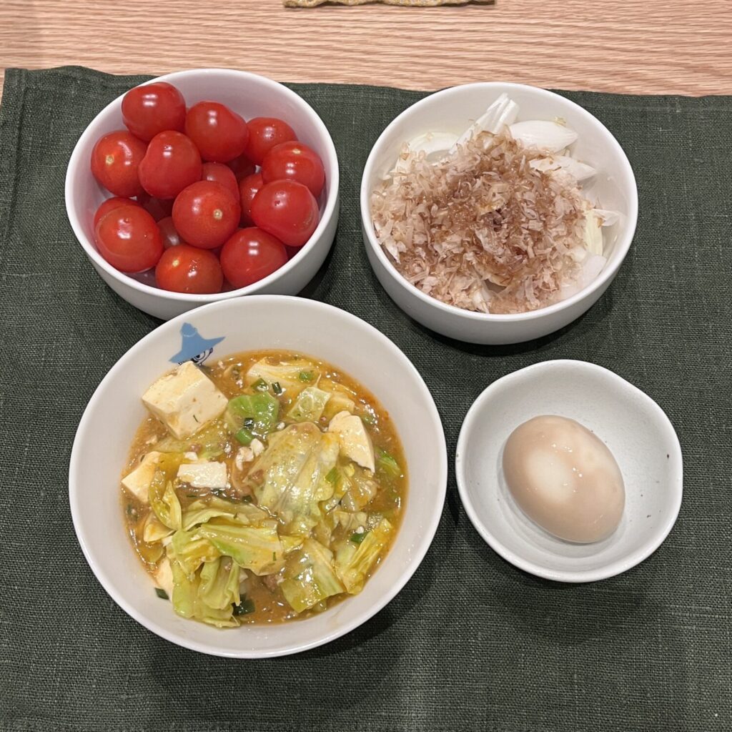 新玉ねぎのサラダ、トマト、味付け卵、豆腐とキャベツのとろ煮